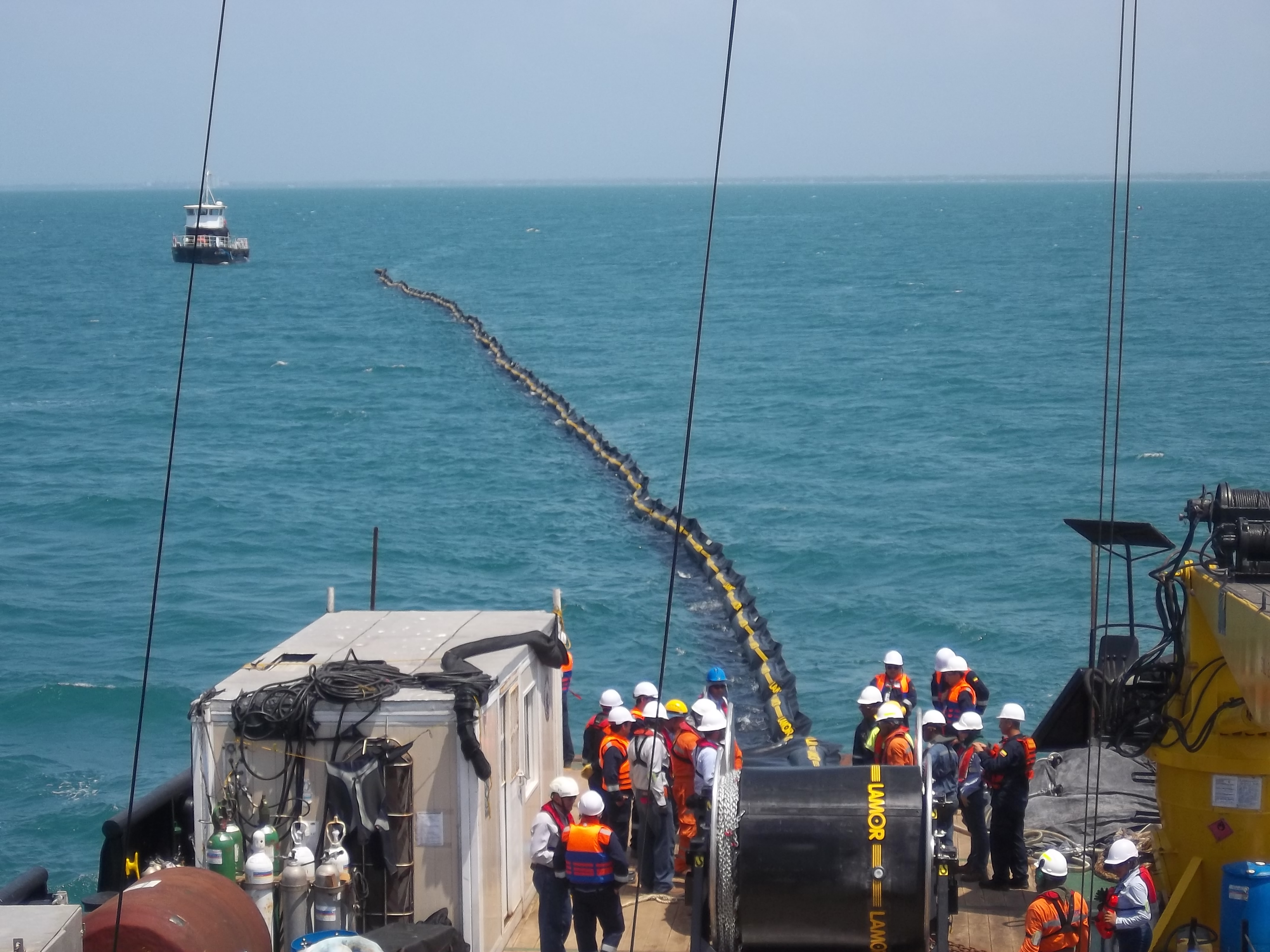 Ejercicio de despliegue de barrera oceánica “Heavy Duty Boom”, en el terminal marítimo de Ecopetrol, en Coveñas. Ejercicio de despliegue de barrera oceánica “Heavy Duty Boom”, en el terminal marítimo de Ecopetrol, en Coveñas.