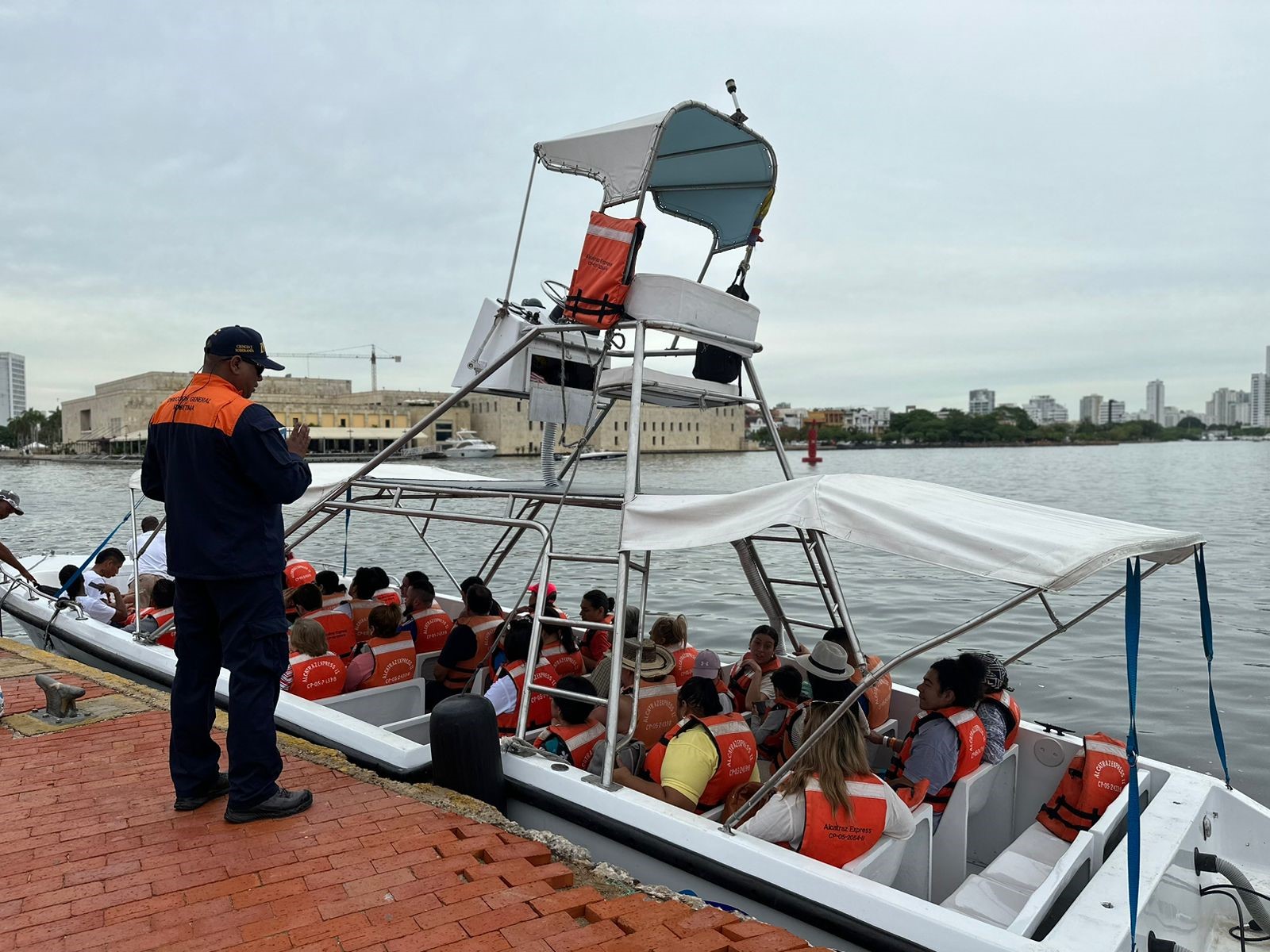 En Cartagena, la temporada se disfruta en el mar con #SeguridadDimarEs En Cartagena, la temporada se disfruta en el mar con #SeguridadDimarEs