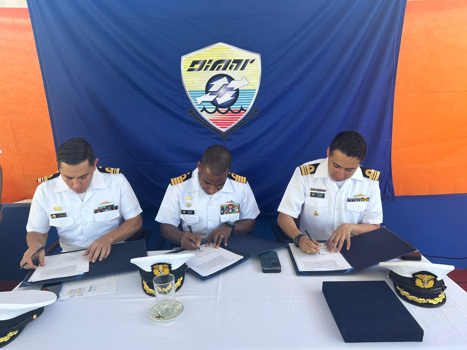 Capitanía de Puerto de Leticia recibió a su nuevo oficial al mando Capitanía de Puerto de Leticia recibió a su nuevo oficial al mando