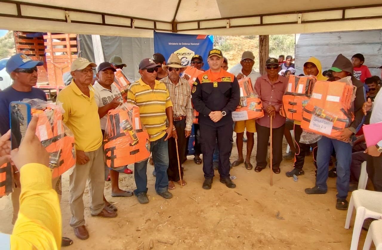 Dimar y Cerrejón entregan implementos para la seguridad marítima a los pescadores artesanales de la Alta Guajira Dimar y Cerrejón entregan implementos para la seguridad marítima a los pescadores artesanales de la Alta Guajira