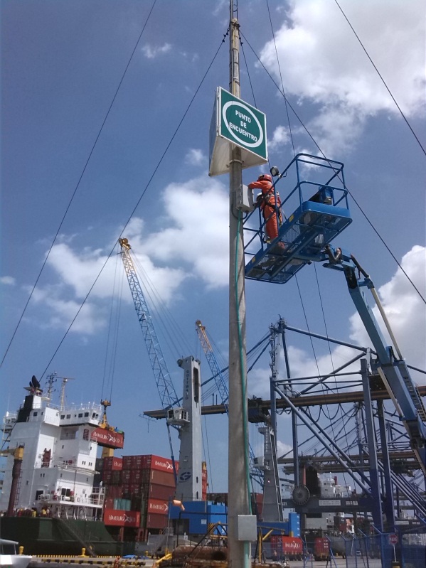 Figura 1. Maniobra de instalación estación meteorológica en el muelle de Contecar Figura 1. Maniobra de instalación estación meteorológica en el muelle de Contecar
