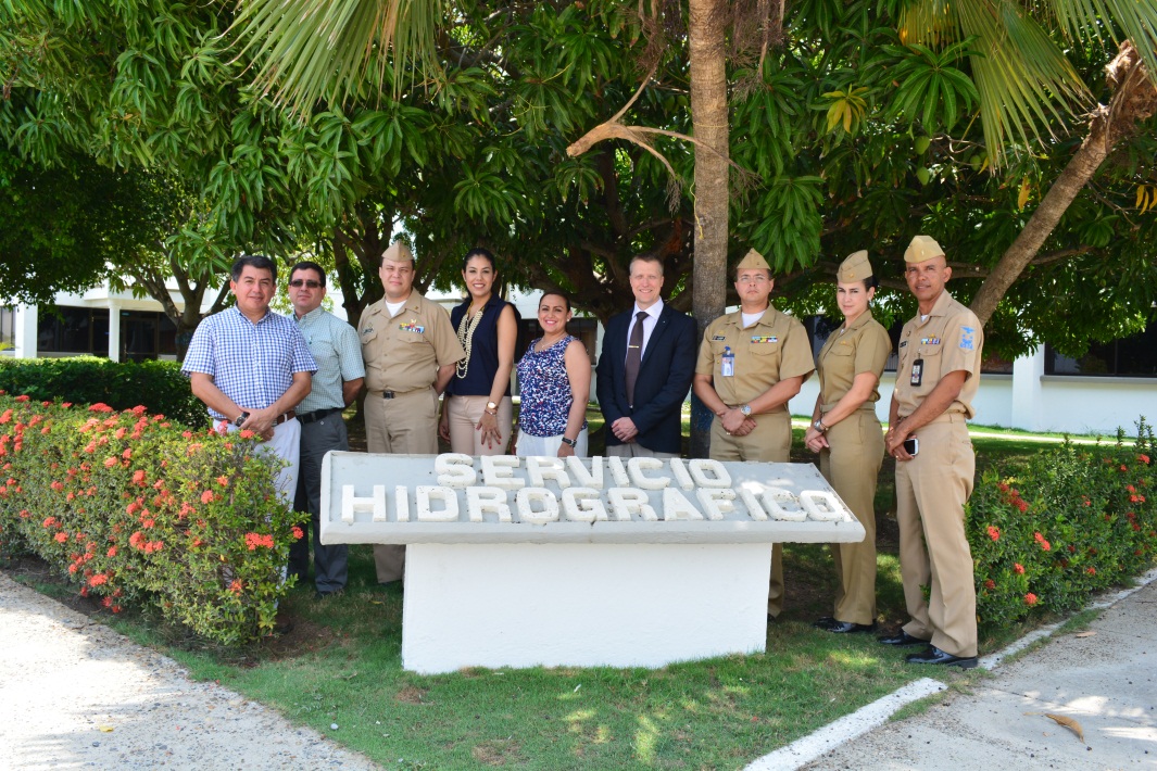 Funcionarios de Dimar y SHN junto con Mr. Hans Lauritzen, jefe Servicio Hidrográfico Noruego. (Foto archivo CIOH) Funcionarios de Dimar y SHN junto con Mr. Hans Lauritzen, jefe Servicio Hidrográfico Noruego. (Foto archivo CIOH)