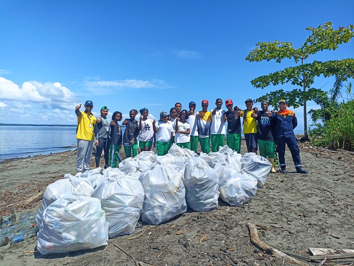 De manera articulada Dimar, Sena y el colegio Manuel Valverde limpiaron la playa “Los Obregones” De manera articulada Dimar, Sena y el colegio Manuel Valverde limpiaron la playa “Los Obregones”