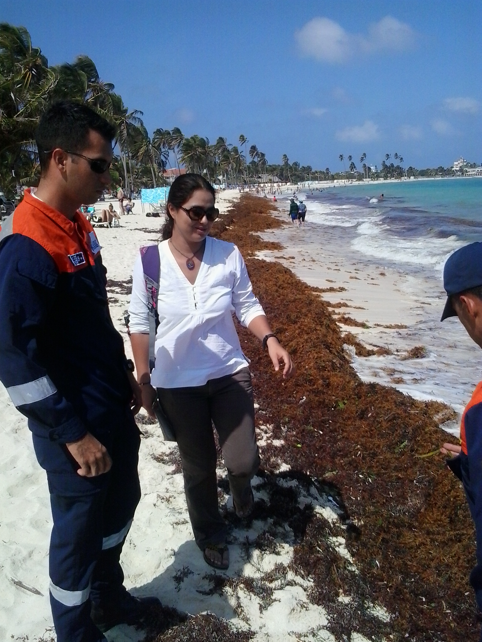 Funcionarios del Área de Litorales de la Capitanía de Puerto y la Corporación CORALINA Funcionarios del Área de Litorales de la Capitanía de Puerto y la Corporación CORALINA