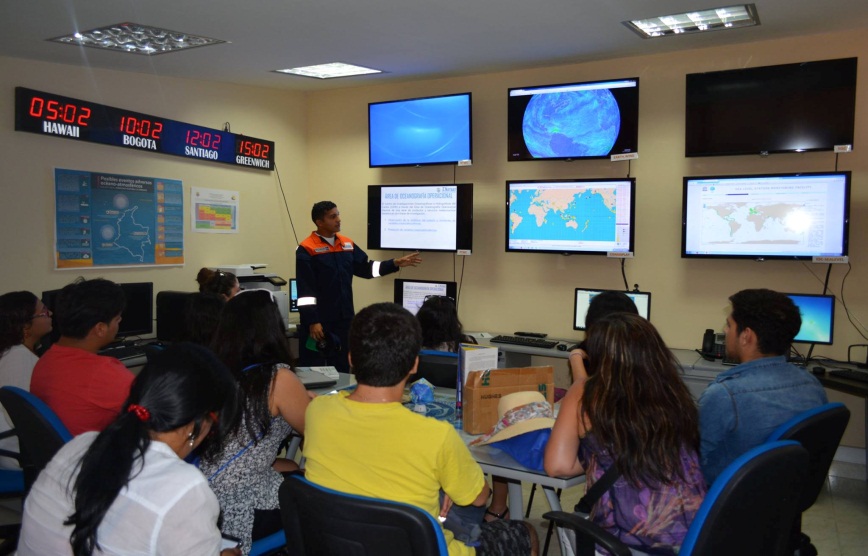 Estudiantes de la Universidad de Valparaíso en el Centro Nacional de Alerta de Tsunami. Estudiantes de la Universidad de Valparaíso en el Centro Nacional de Alerta de Tsunami.
