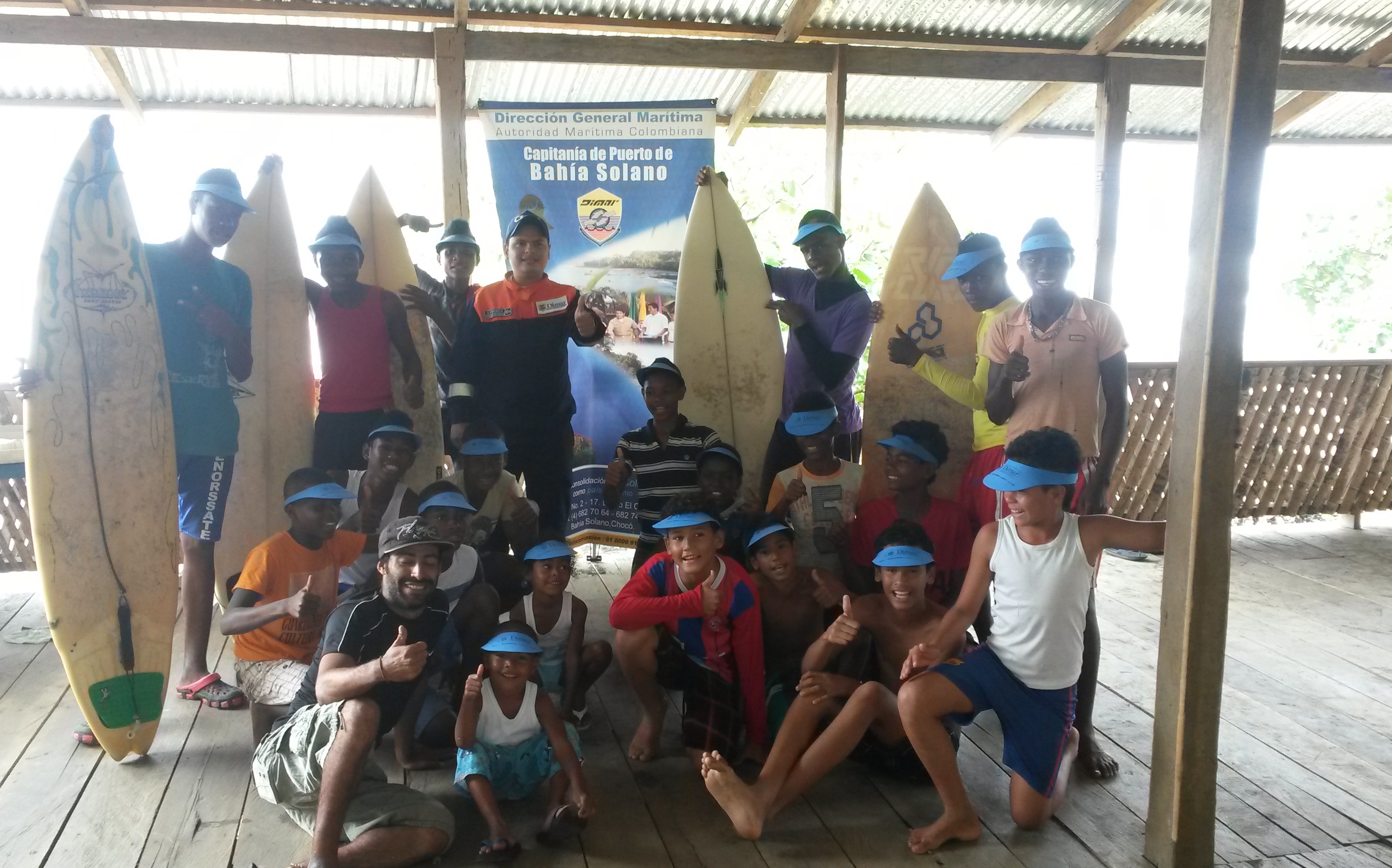 Alumnos de la escuela náutica “Bamba Surf” en Bahía Solano, Chocó. Alumnos de la escuela náutica “Bamba Surf” en Bahía Solano, Chocó.