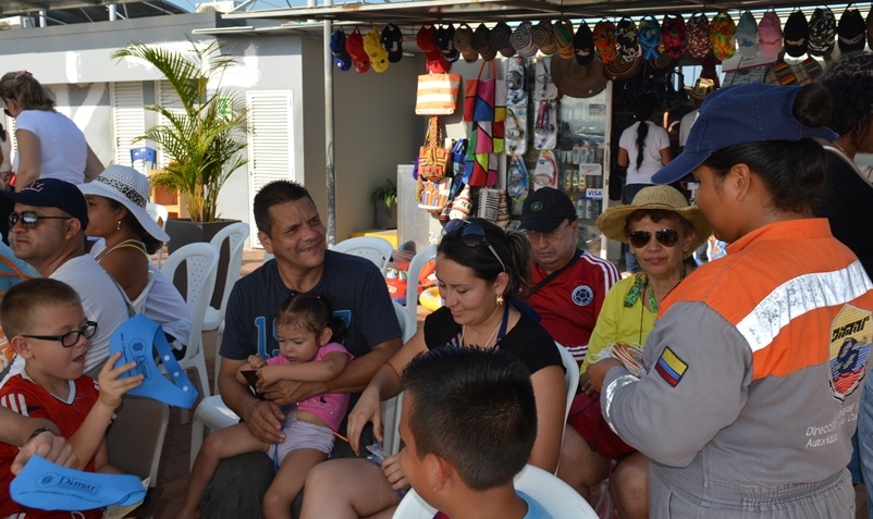 Distribución de material impreso sobre 'Seguridad Marítima' a los turistas en el muelle La Bodeguita de Cartagena de Indias. Distribución de material impreso sobre 'Seguridad Marítima' a los turistas en el muelle La Bodeguita de Cartagena de Indias.