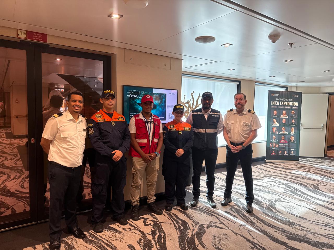 Crucero internacional arriba al Parque Nacional Natural Utría en el Pacífico colombiano