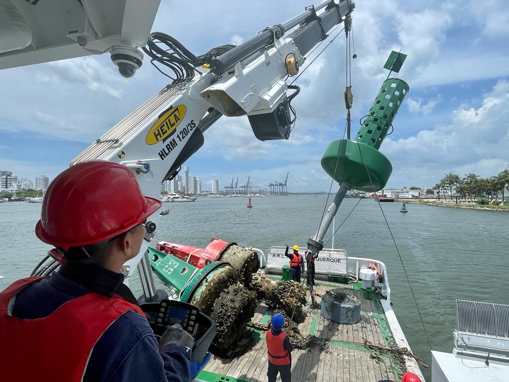 Dimar instala nuevas boyas en la Bahía de las Ánimas en Cartagena Dimar instala nuevas boyas en la Bahía de las Ánimas en Cartagena