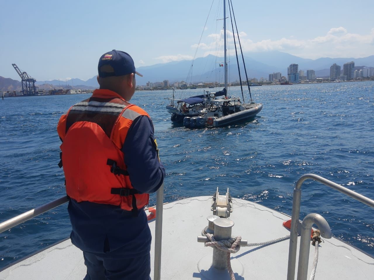 Dimar y Guardacostas rescatan velero de bandera francesa Dimar y Guardacostas rescatan velero de bandera francesa