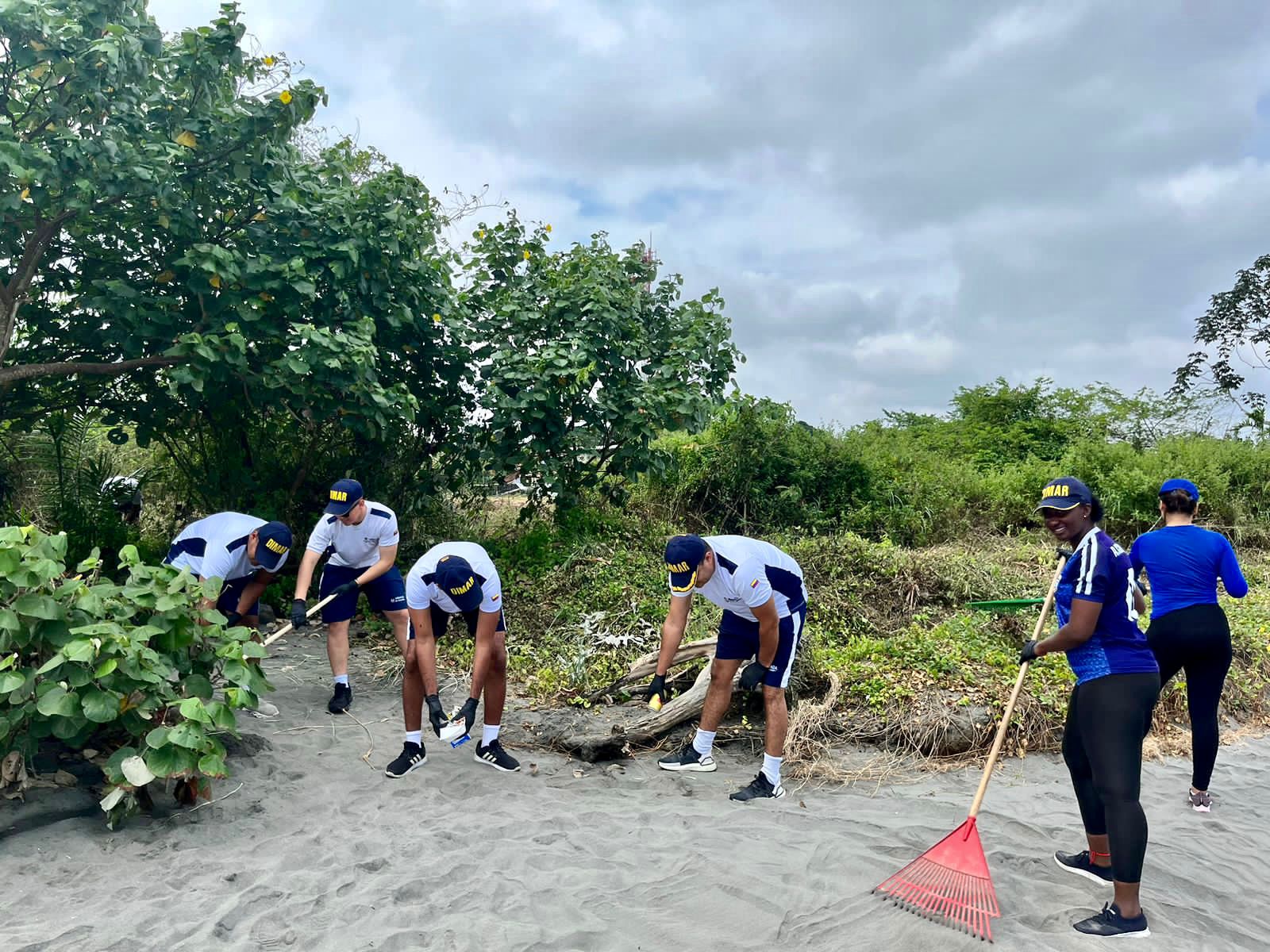 Más de 3 toneladas de residuos sólidos fueron recogidos en jornadas de limpieza de playas en el Pacífico colombiano Más de 3 toneladas de residuos sólidos fueron recogidos en jornadas de limpieza de playas en el Pacífico colombiano