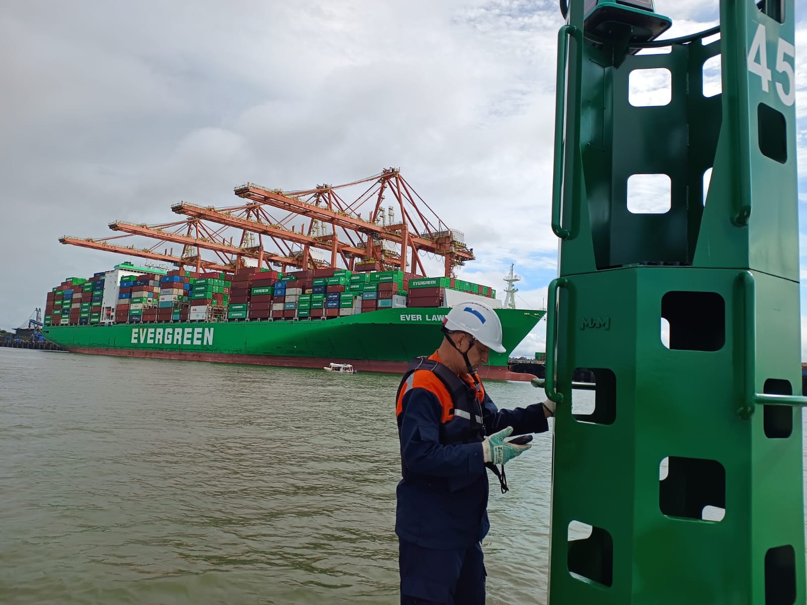 DIMAR inicia mantenimiento de 146 ayudas a la navegación en el Pacífico colombiano