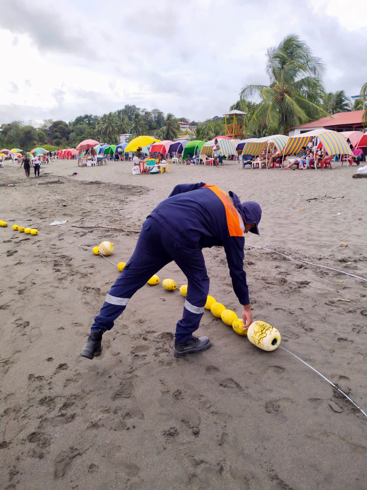Dimar asesoró técnicamente la instalación de 190 boyarines en Playa Piangüita Dimar asesoró técnicamente la instalación de 190 boyarines en Playa Piangüita
