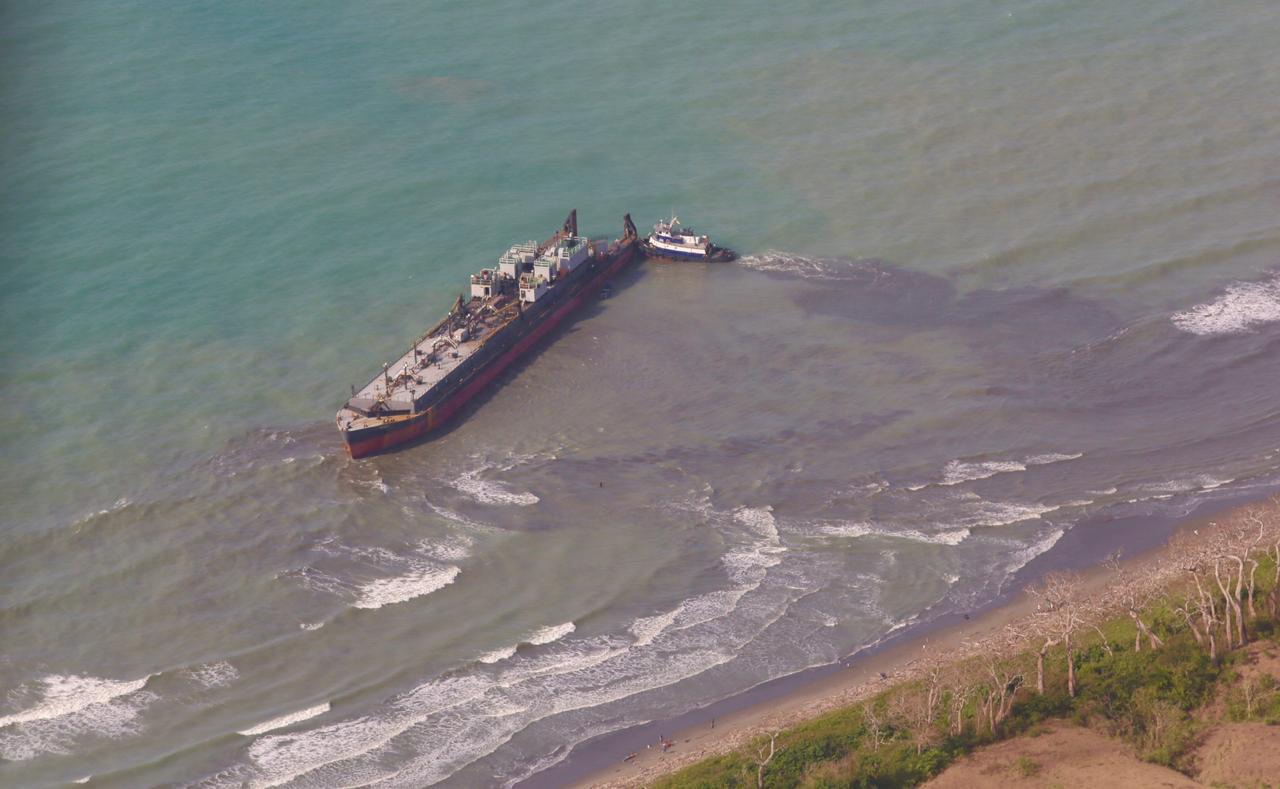 Dimar y Armada Nacional apoyan labores de remolque de barcaza encallada en Puerto Escondido, Córdoba Dimar y Armada Nacional apoyan labores de remolque de barcaza encallada en Puerto Escondido, Córdoba