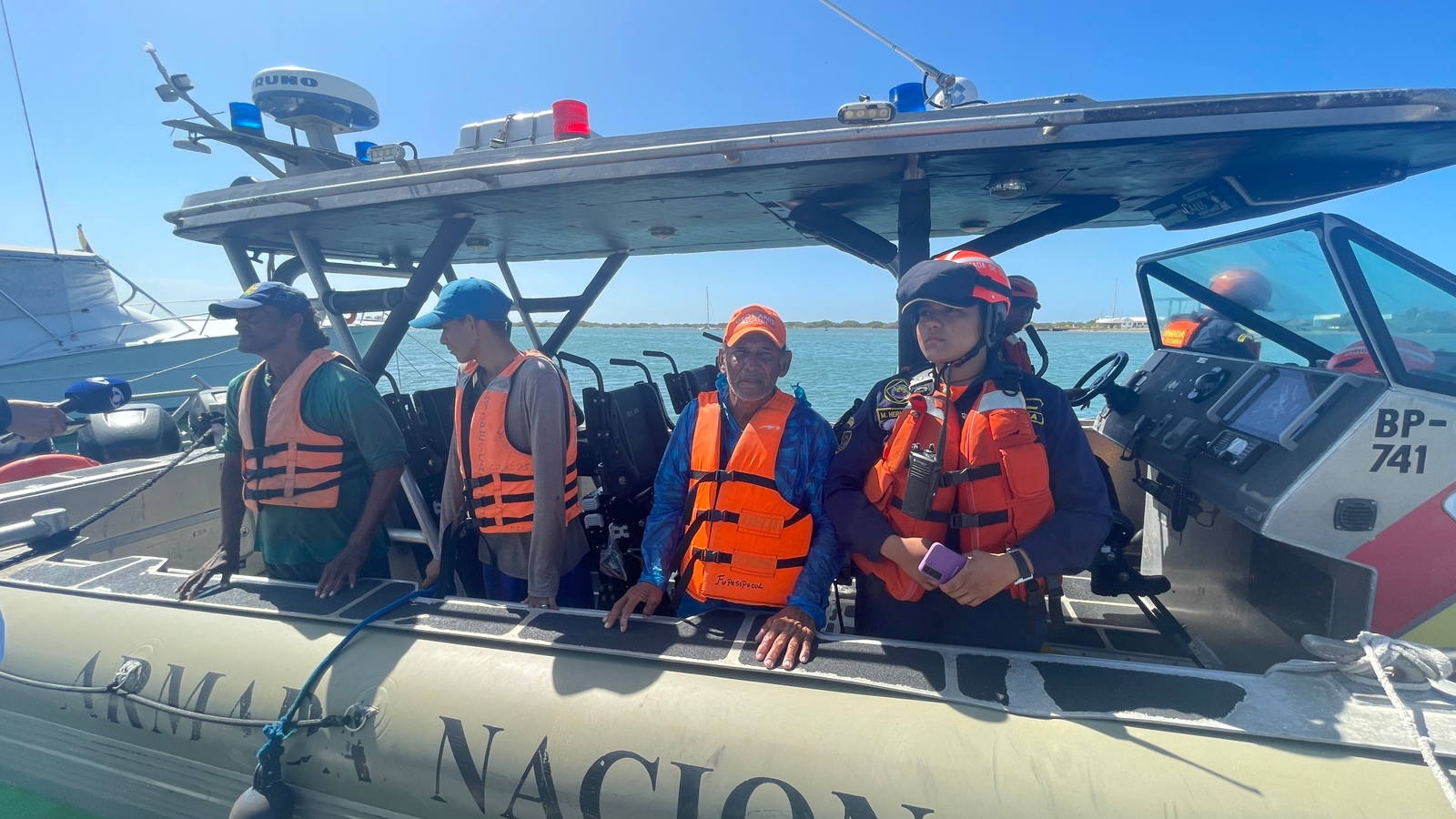 Armada de Colombia y Dirección General Marítima rescatan a tres pescadores a la deriva en el Caribe Colombiano Armada de Colombia y Dirección General Marítima rescatan a tres pescadores a la deriva en el Caribe Colombiano