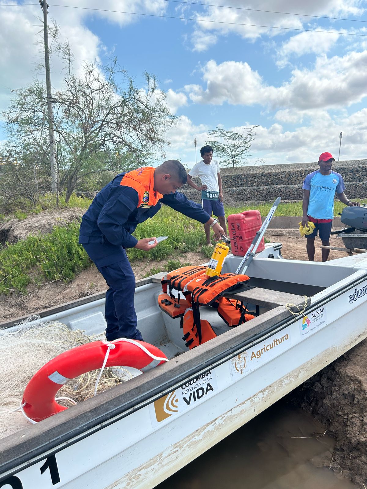 Pescadores artesanales de La Guajira, se benefician con matrículas de sus embarcaciones menores Pescadores artesanales de La Guajira, se benefician con matrículas de sus embarcaciones menores