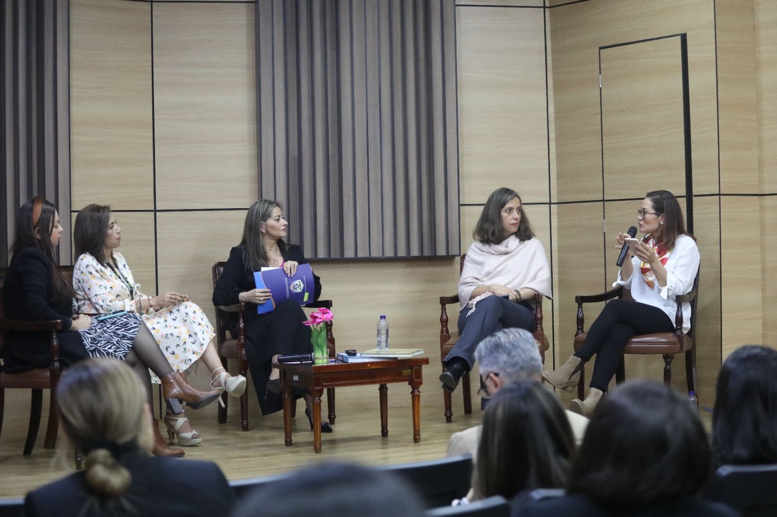 Construyendo un país más participativo y equitativo para las mujeres en el sector marítimo: Dimar Construyendo un país más participativo y equitativo para las mujeres en el sector marítimo: Dimar