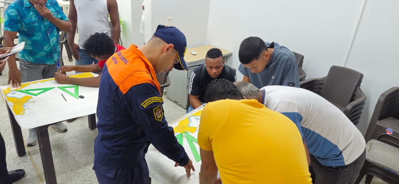 Bahía Solano tiene nuevos navegantes certificados 28 lancheros se gradúan como motoristas costaneros gracias a DIMAR y el SENA