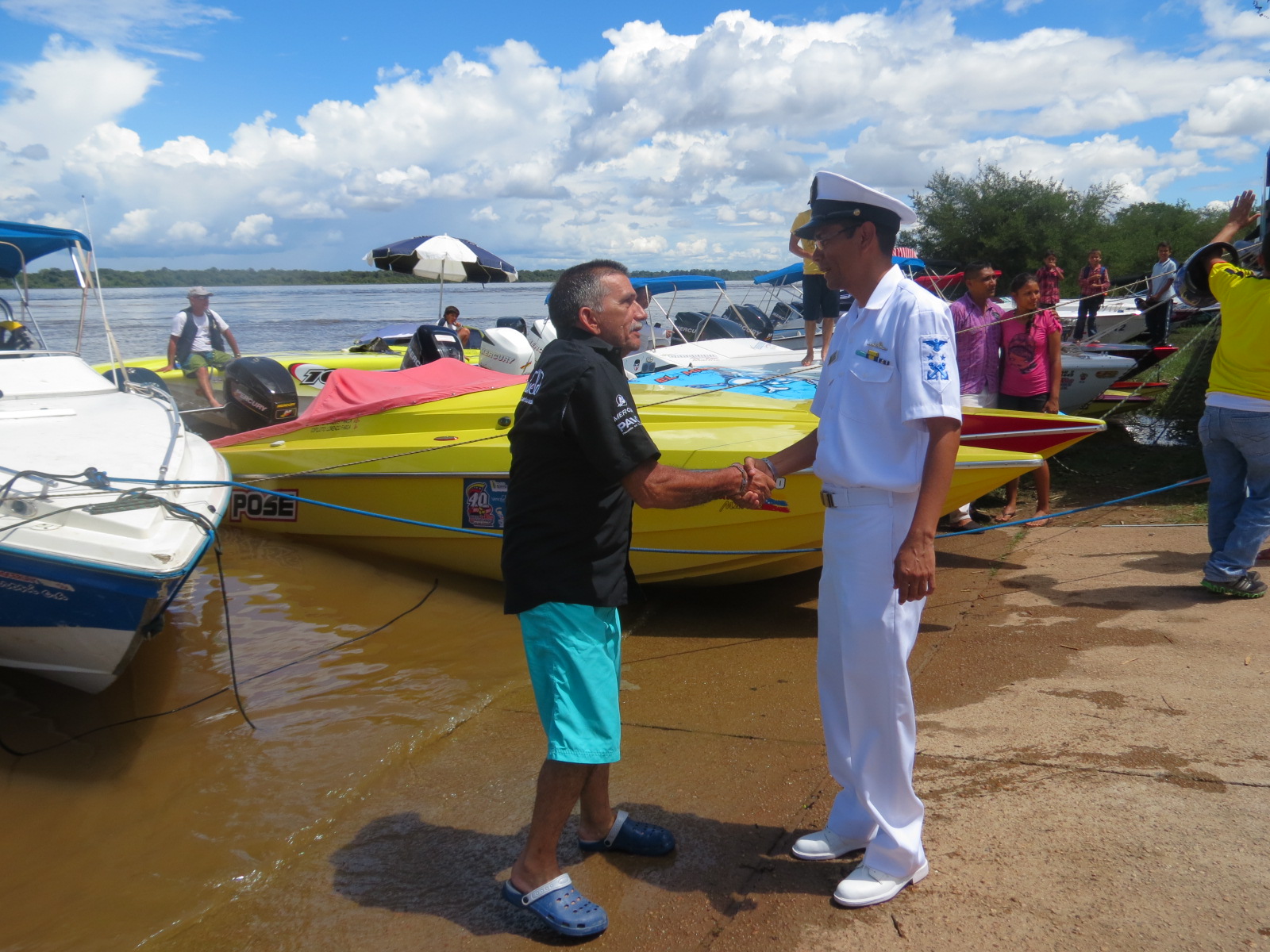 Saludo de Bienvenida de CP15 al señor José Silva, Presidente de la Asociación Civil Nuestros Ríos Son Navegables Organizador del Rally en su Cuadragésima Versión (XL). Saludo de Bienvenida de CP15 al señor José Silva, Presidente de la Asociación Civil Nuestros Ríos Son Navegables Organizador del Rally en su Cuadragésima Versión (XL).