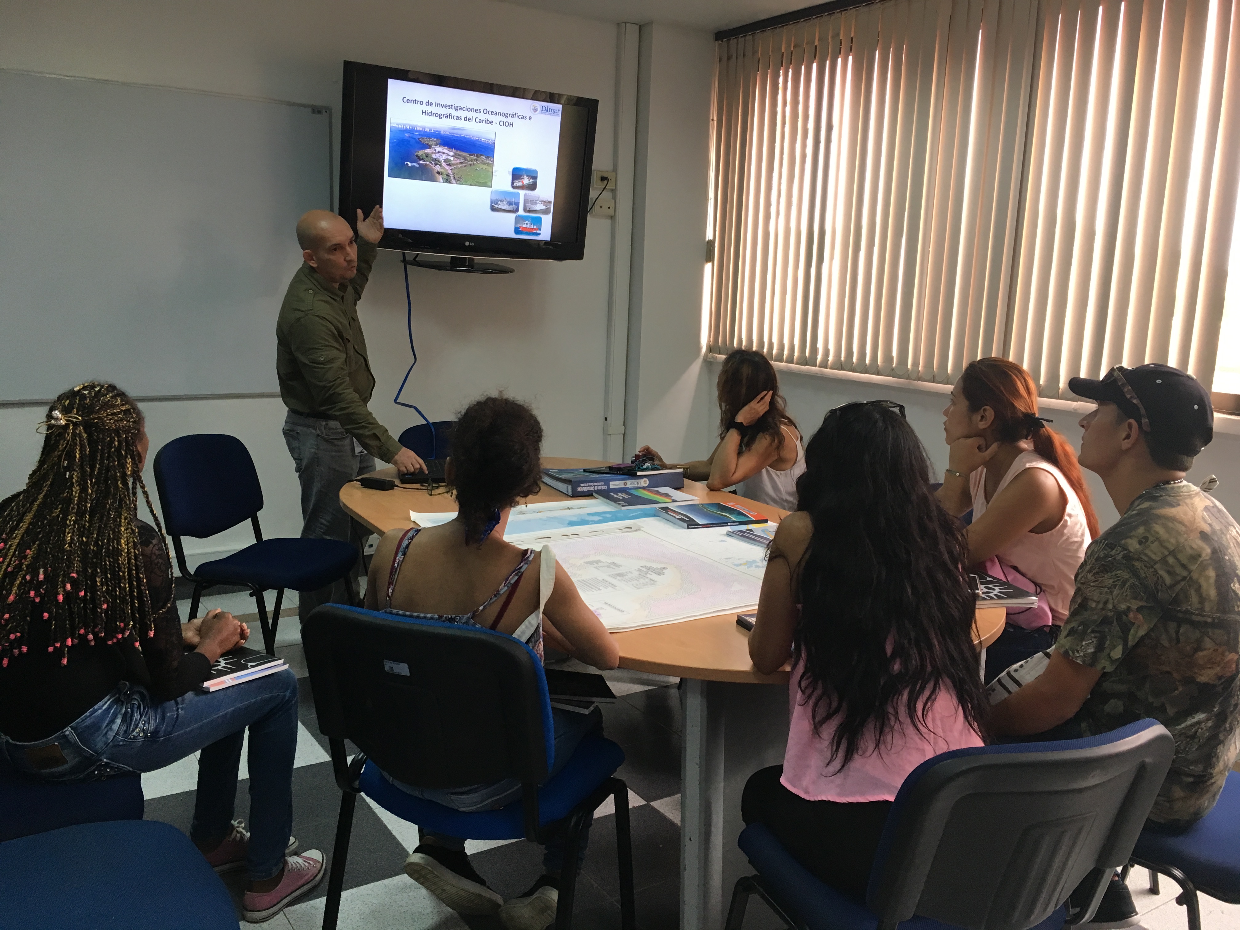 Estudiantes universitarios visitan CIOH del Caribe Estudiantes universitarios visitan CIOH del Caribe