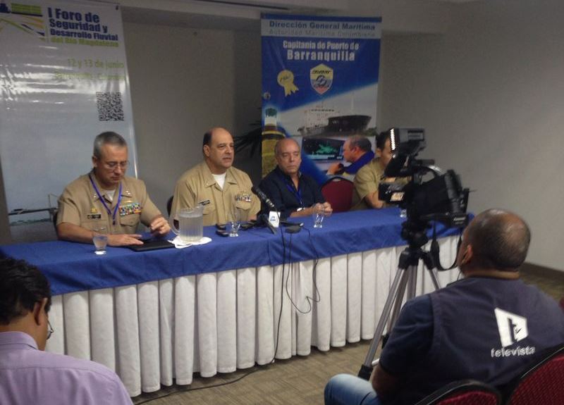 El Director General Marítimo con los altos oficiales, en la presentación de la inversión para señalización. El Director General Marítimo con los altos oficiales, en la presentación de la inversión para señalización.