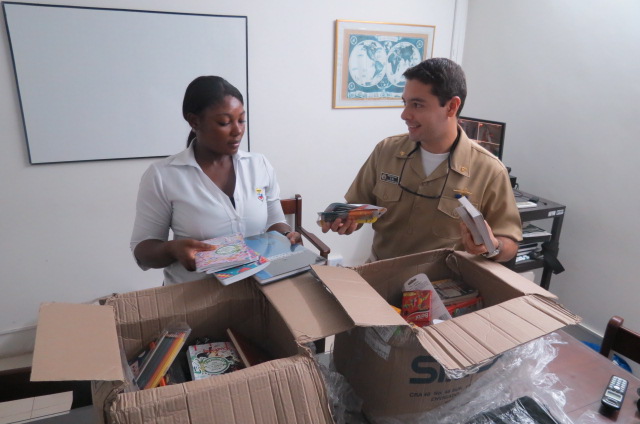 Capitán de Puerto de Guapi, Teniente de Fragata Óscar Mauricio Gil Cruz, distribuyendo los útiles escolares para su entrega. Capitán de Puerto de Guapi, Teniente de Fragata Óscar Mauricio Gil Cruz, distribuyendo los útiles escolares para su entrega.