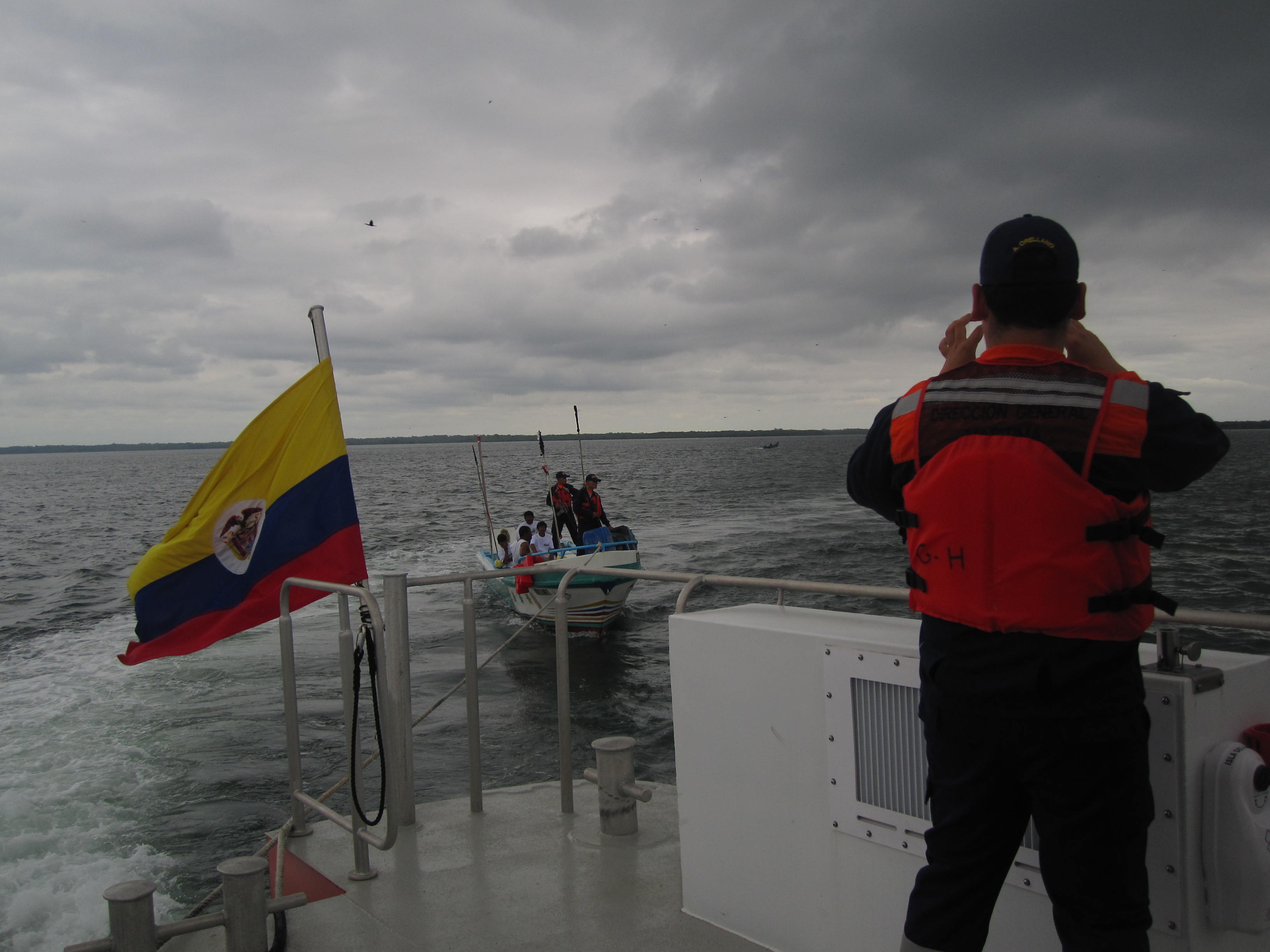 Operación de rescate de cuatro pescadores ecuatorianos luego de permanecer 48 horas a la deriva en el Pacífico. Operación de rescate de cuatro pescadores ecuatorianos luego de permanecer 48 horas a la deriva en el Pacífico.