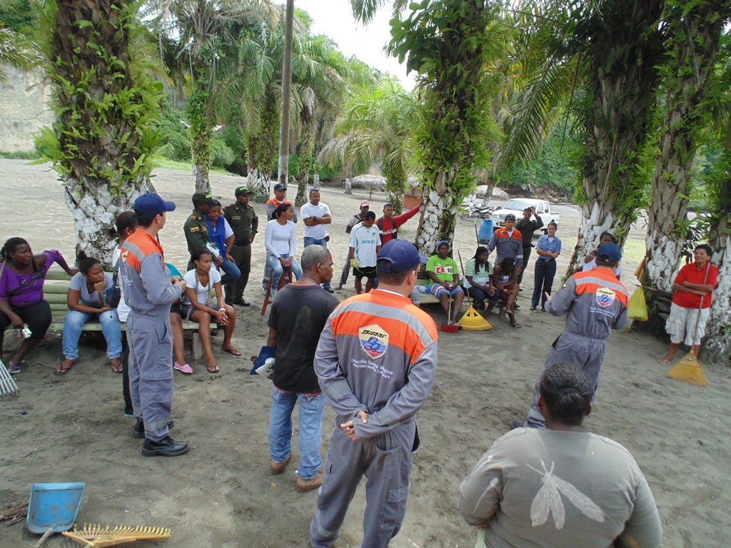 Comunidad civil y militar participando de la jornada de aseo en las playas del Morro, Tumaco. Comunidad civil y militar participando de la jornada de aseo en las playas del Morro, Tumaco.