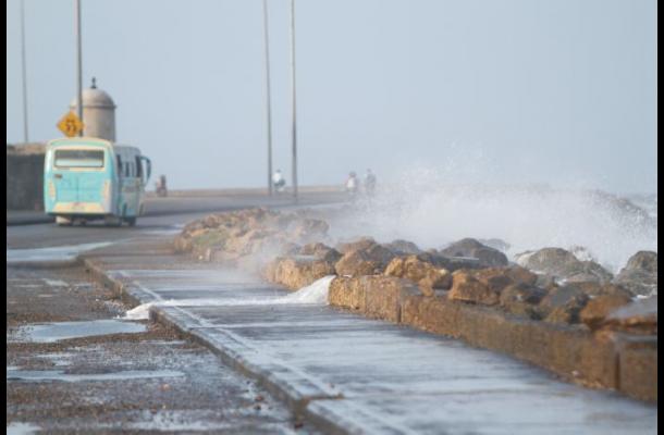 El carril que está frente al mar en la Avenida Santander permanece mojado. // JULIO CASTAÑO-EL UNIVERSAL El carril que está frente al mar en la Avenida Santander permanece mojado. // JULIO CASTAÑO-EL UNIVERSAL