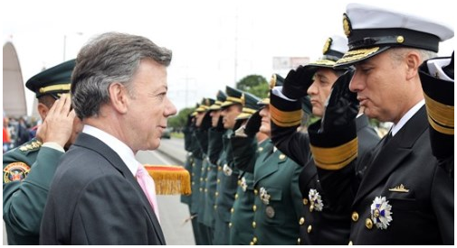 El Contralmirante Ernesto Durán González, Director General Marítimo, recibe la condecoración del Presidente de la República Juan Manuel Santos Calderón. El Contralmirante Ernesto Durán González, Director General Marítimo, recibe la condecoración del Presidente de la República Juan Manuel Santos Calderón.