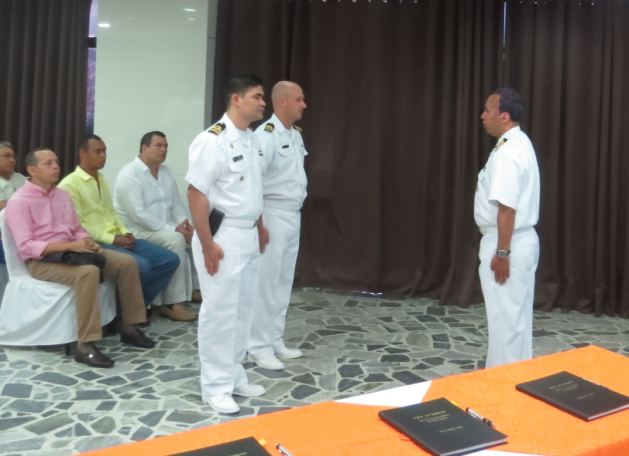 De izquierda a derecha, Capitán de Corbeta Pedro José Ortiz Mendoza y Capitán de Corbeta Ricardo Andrés de la Rosa Namén De izquierda a derecha, Capitán de Corbeta Pedro José Ortiz Mendoza y Capitán de Corbeta Ricardo Andrés de la Rosa Namén