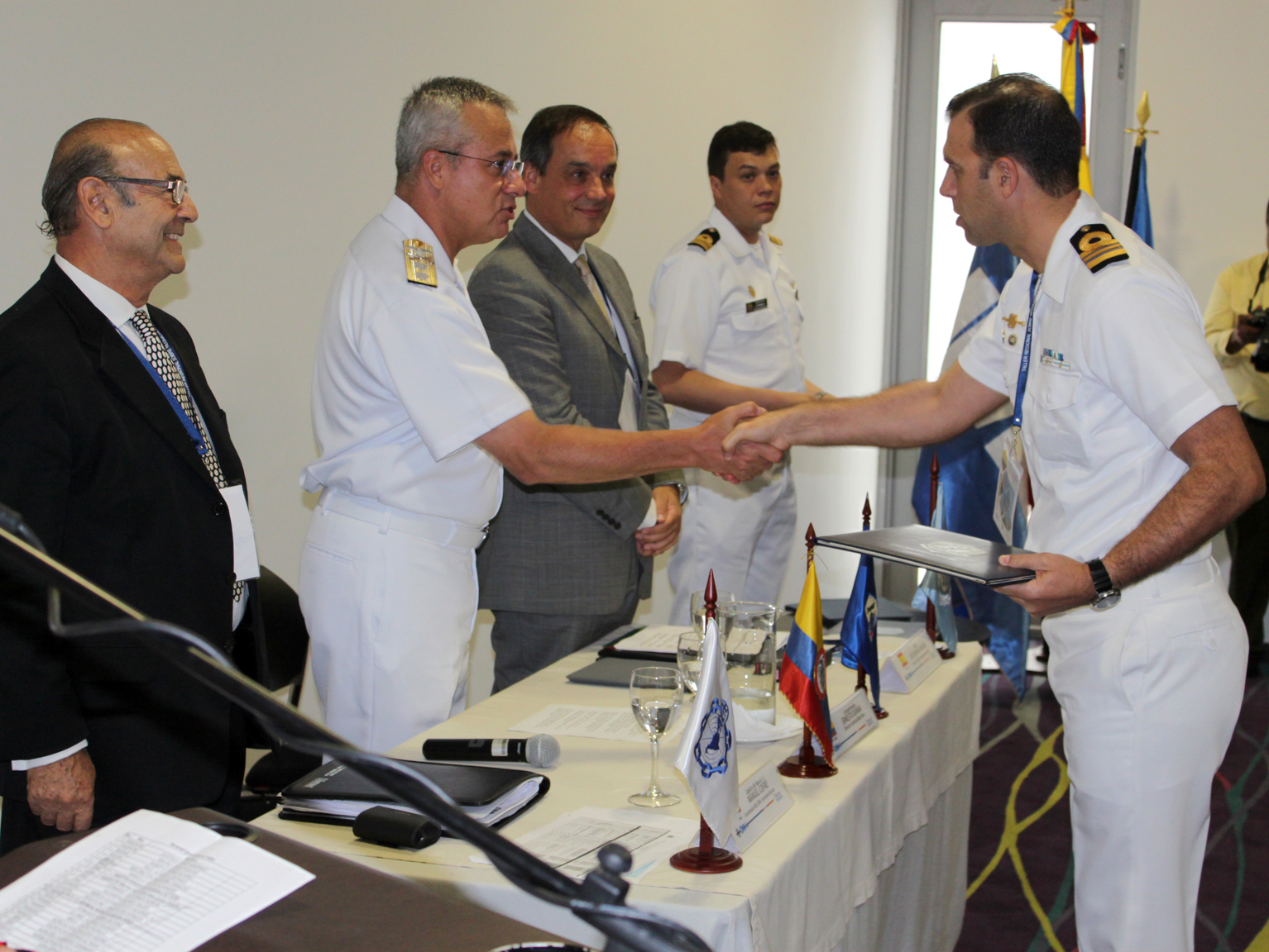 Entrega de certificados al personal asistente al evento Entrega de certificados al personal asistente al evento