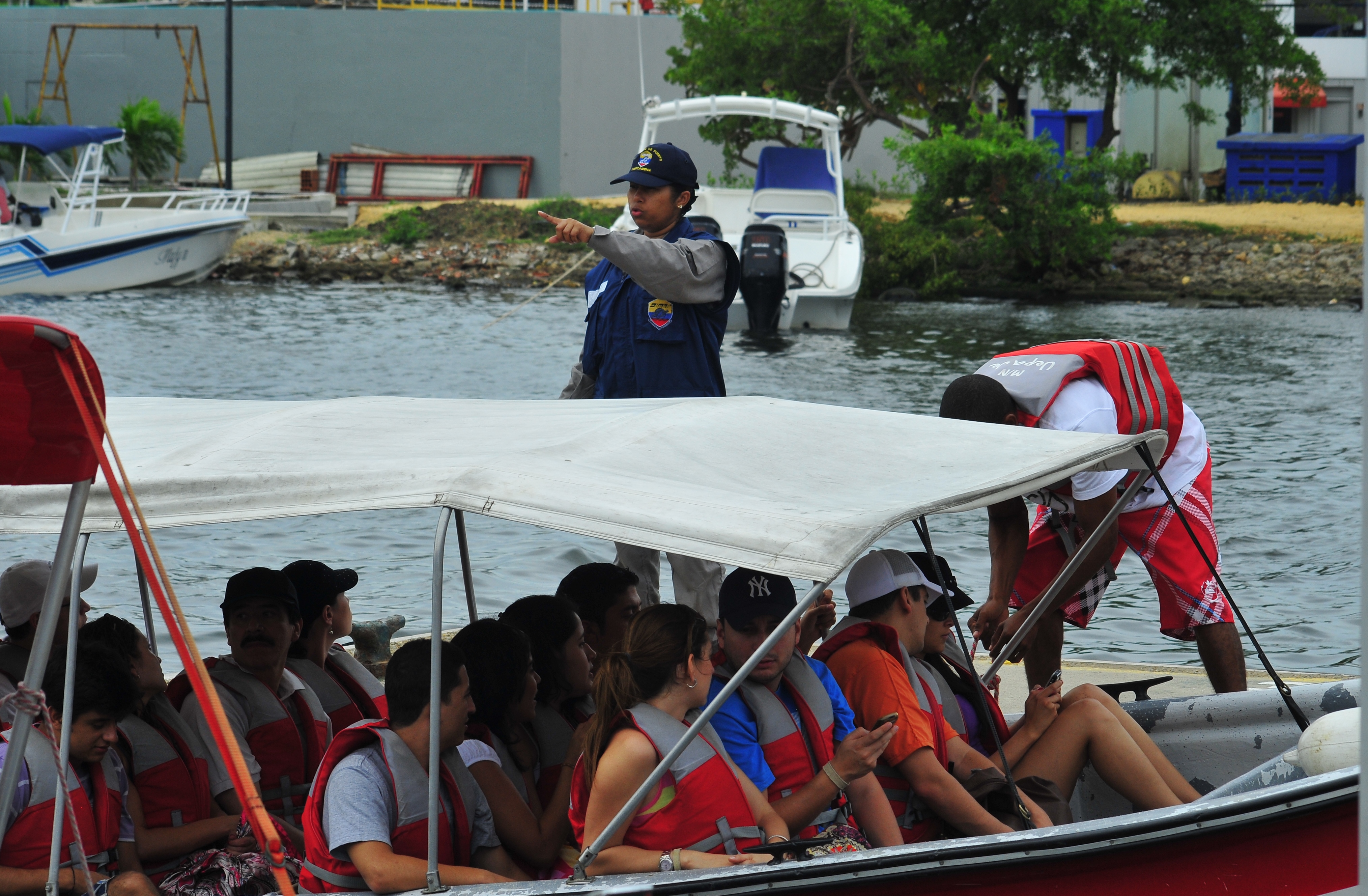 Personal especializado de Dimar en desarrollo de actividades de control en el muelle turístico de La Bodeguita en Cartagena. Personal especializado de Dimar en desarrollo de actividades de control en el muelle turístico de La Bodeguita en Cartagena.