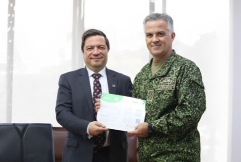 Entrega del certificado de acreditación ONAC al Director General Marítimo. Fuente: ACOES