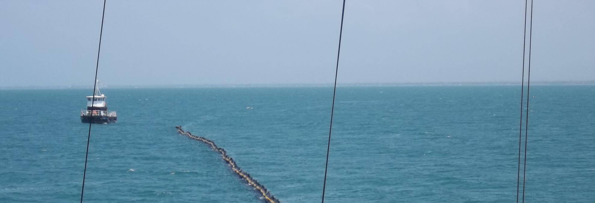 Ejercicio de despliegue de barrera oceánica “Heavy Duty Boom”, en el terminal marítimo de Ecopetrol, en Coveñas. 
