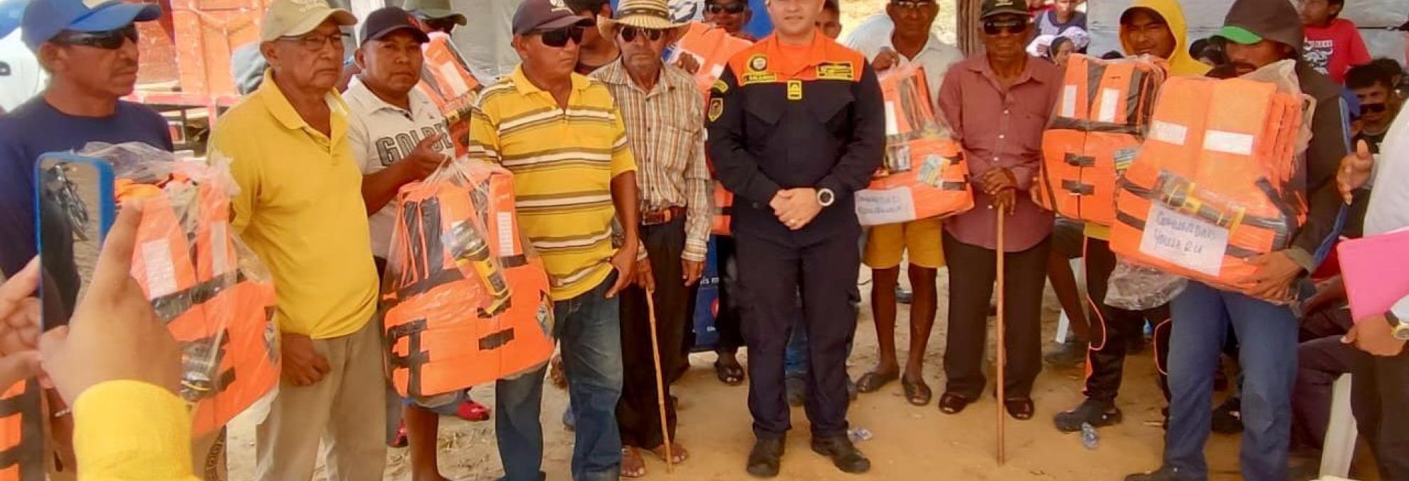 Dimar y Cerrejón entregan implementos para la seguridad marítima a los pescadores artesanales de la Alta Guajira