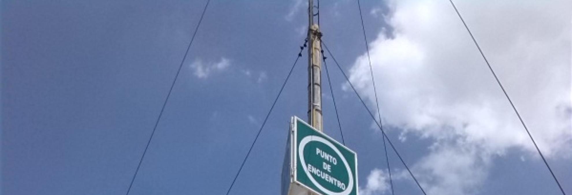 Figura 1. Maniobra de instalación estación meteorológica en el muelle de Contecar