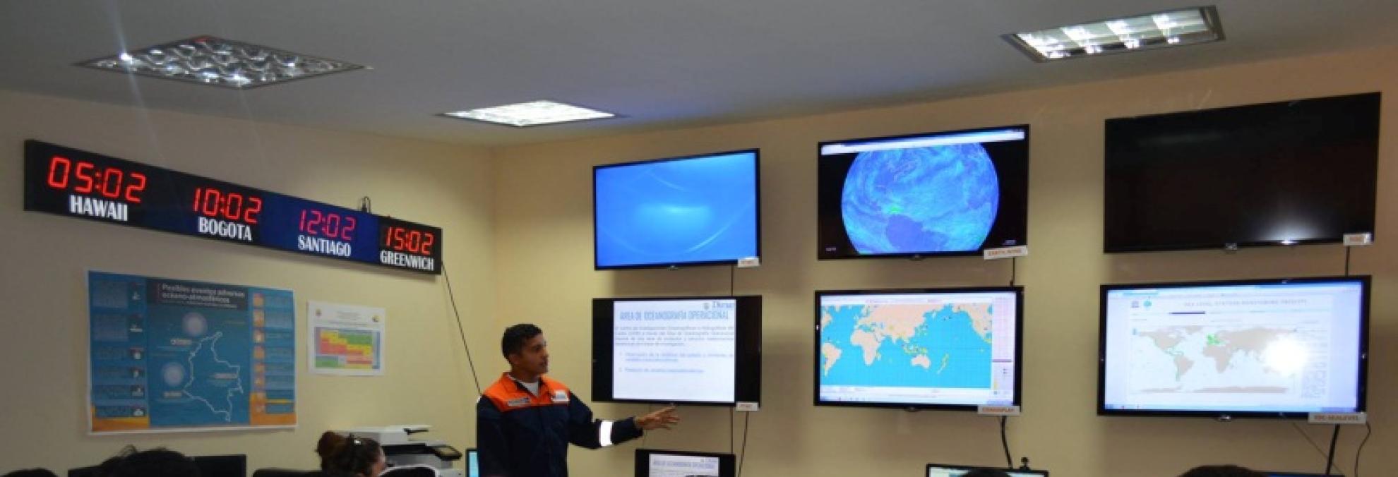 Estudiantes de la Universidad de Valparaíso en el Centro Nacional de Alerta de Tsunami. 