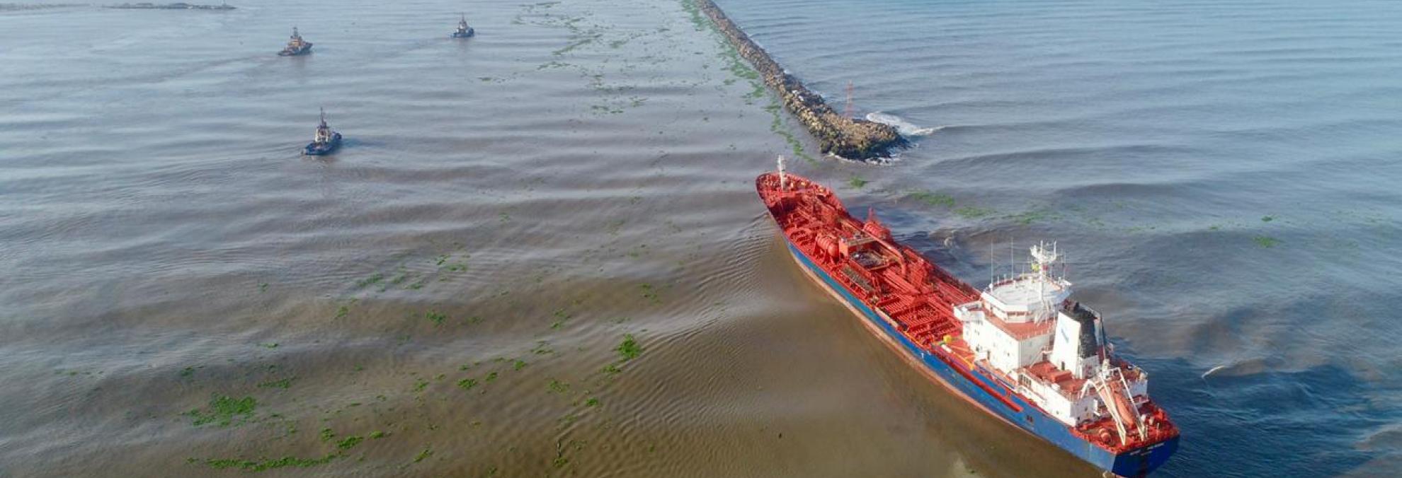 Continúan labores de atención a emergencia por el encallamiento de buque en Bocas de Ceniza