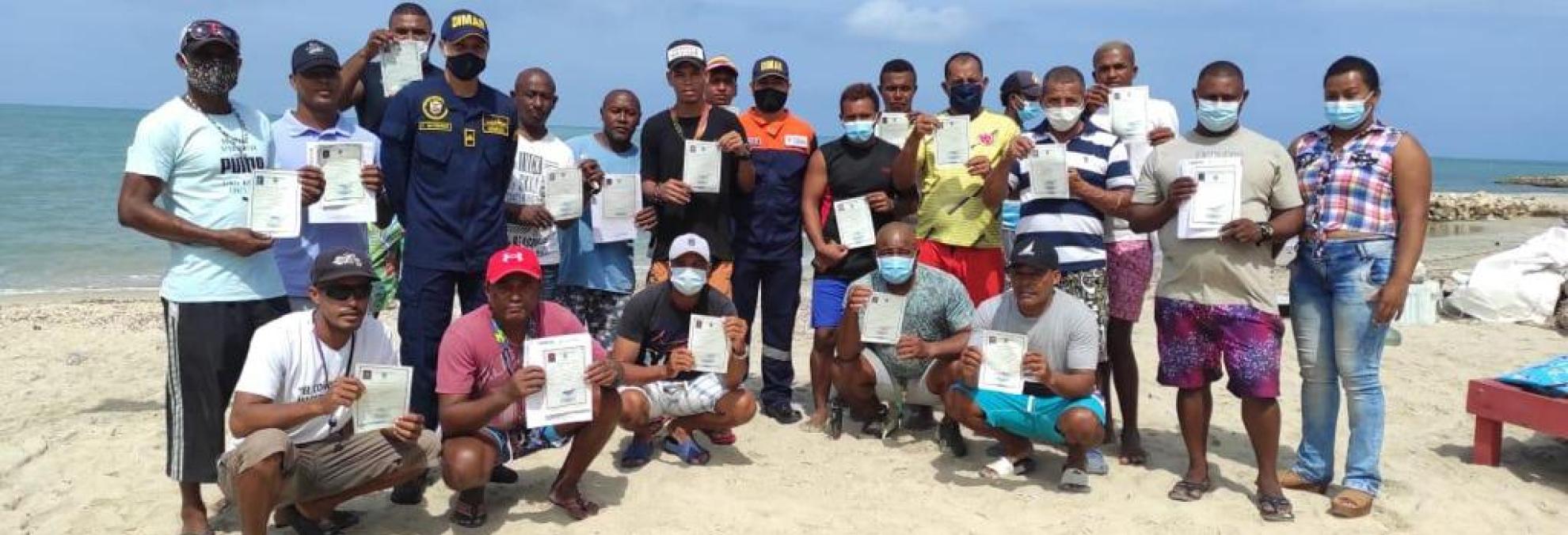 Dirección General Marítima entrega licencia de motorista costanero a pobladores de Rincón del Mar, en Sucre