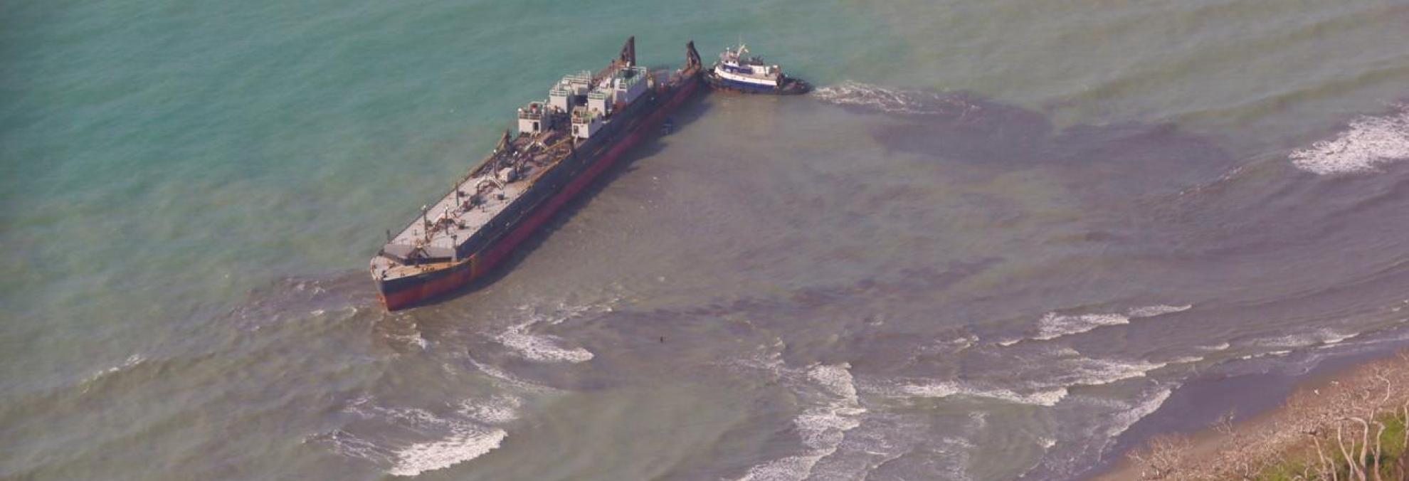 Dimar y Armada Nacional apoyan labores de remolque de barcaza encallada en Puerto Escondido, Córdoba
