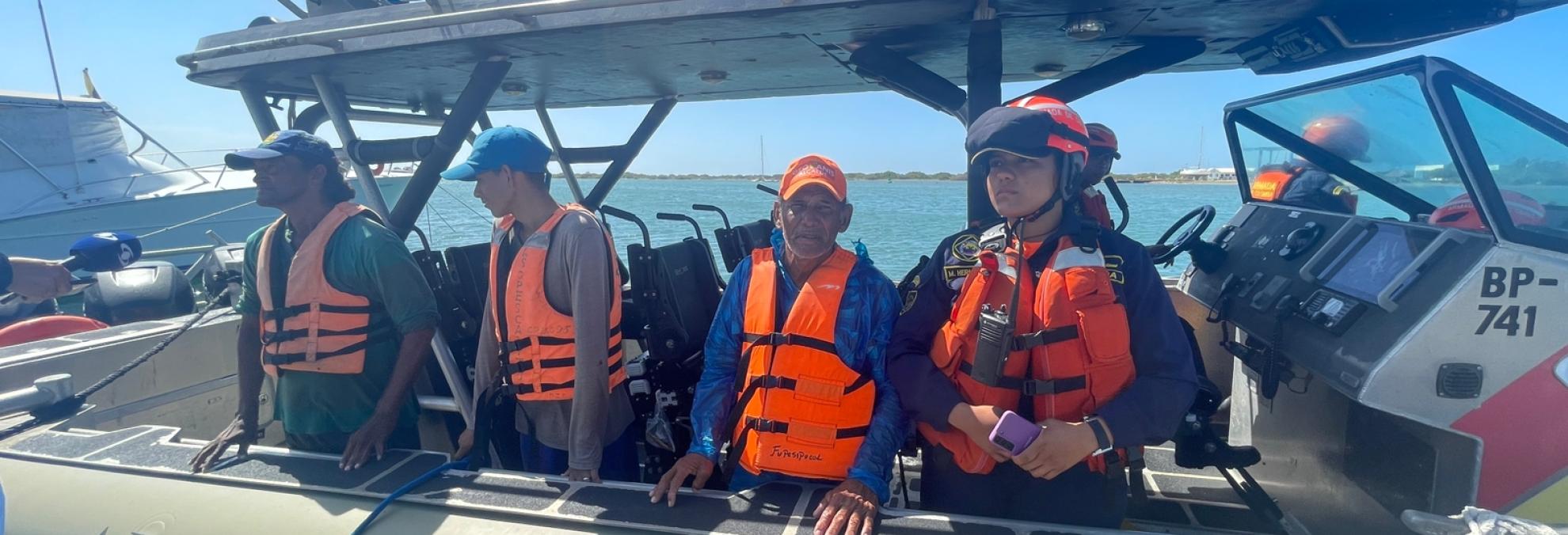 Armada de Colombia y Dirección General Marítima rescatan a tres pescadores a la deriva en el Caribe Colombiano