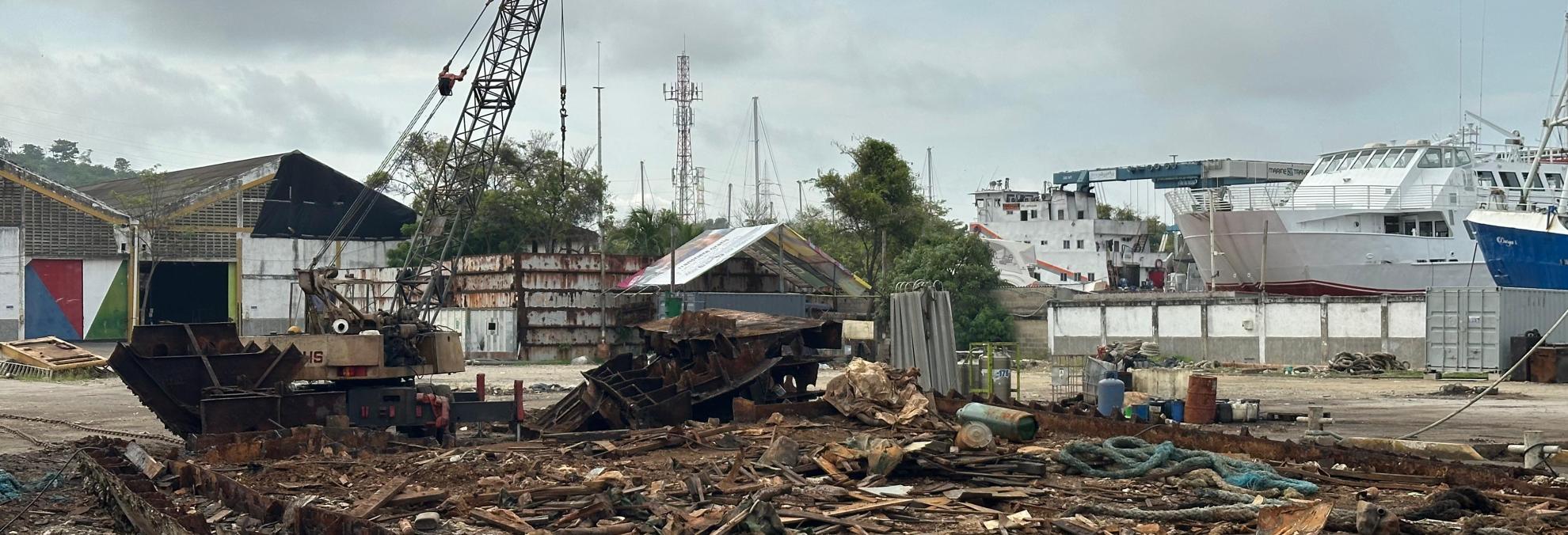 Nuevamente se extraen y reciclan embarcaciones presuntamente abandonadas, en la bahía de Cartagena Nuevamente se extraen y reciclan embarcaciones presuntamente abandonadas, en la bahía de Cartagena