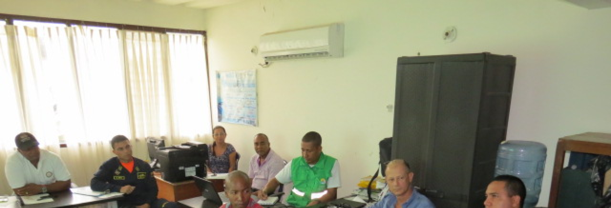 Autoridades civiles y militares de Bahía Solano en reunión para fortalecer el control de la pesca artesanal en la región.