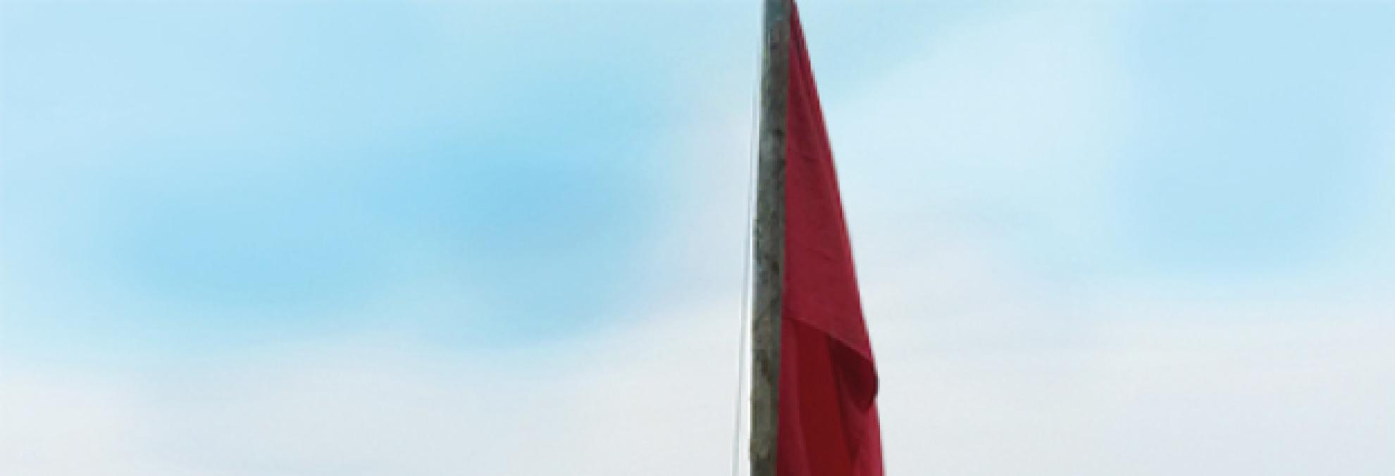 Banderines de colores que serán cambiados de acuerdo a las condiciones del mar.