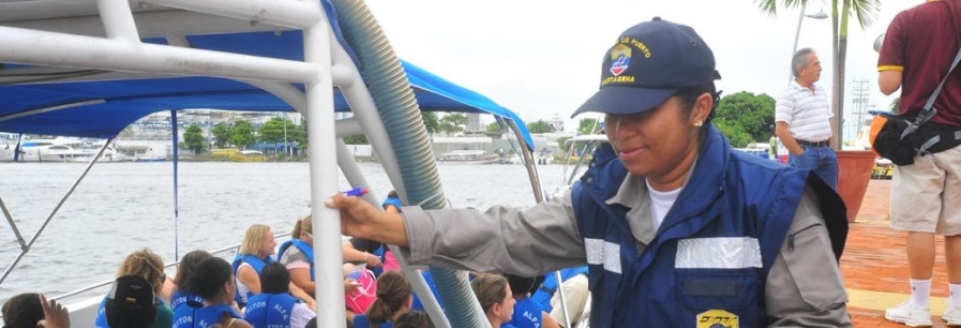 Personal especializado de Dimar en desarrollo de actividades de control en el muelle turístico de La Bodeguita en Cartagena.