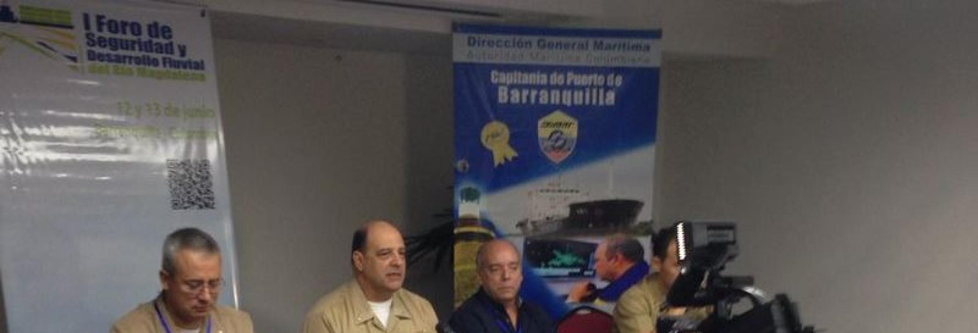 El Director General Marítimo con los altos oficiales, en la presentación de la inversión para señalización.  