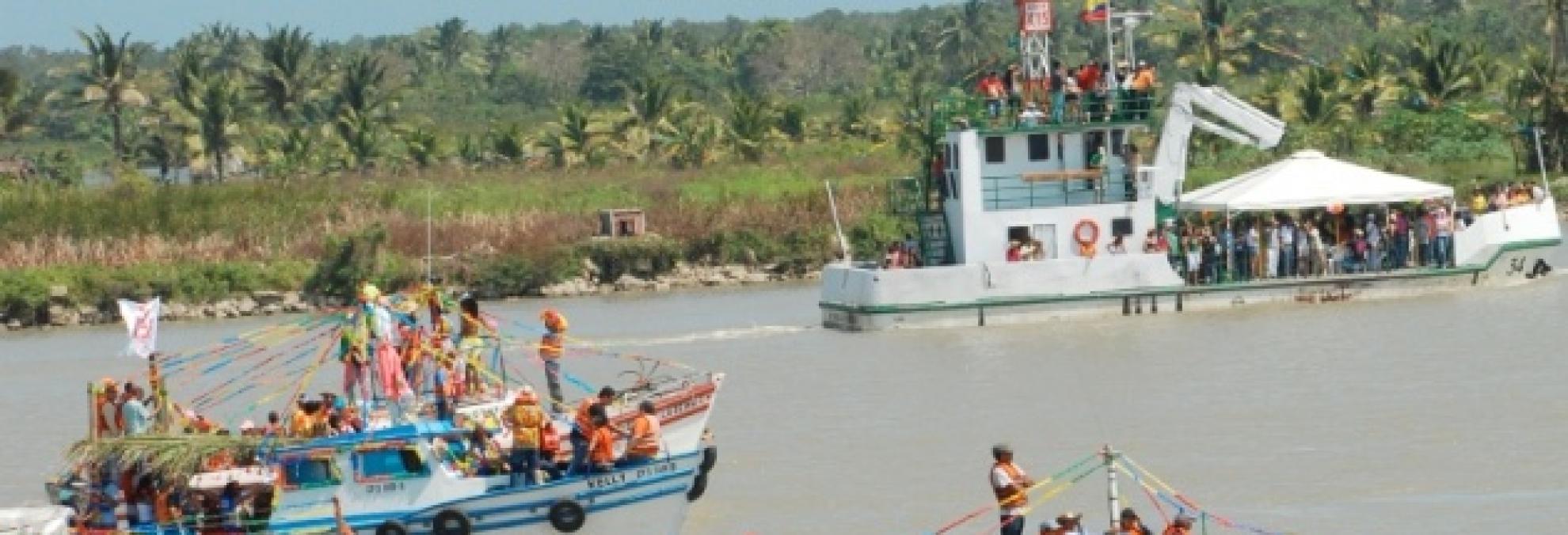 Desfile de embarcaciones por el río Magdalena en el evento Guacherna Fluvial.