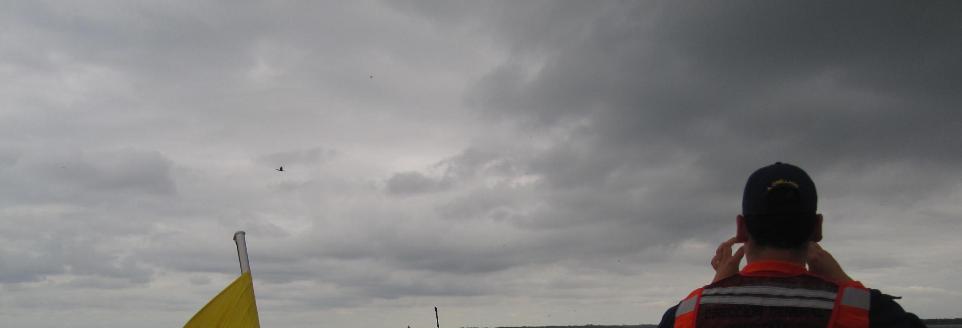 Operación de rescate de cuatro pescadores ecuatorianos luego de permanecer 48 horas a la deriva en el Pacífico.