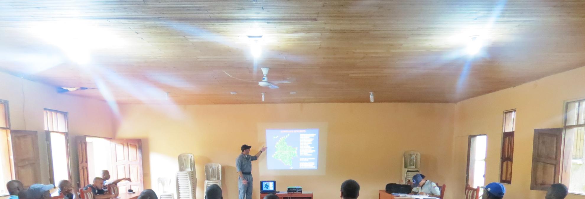 El Capitán de Puerto dicta las charlas a los pescadores